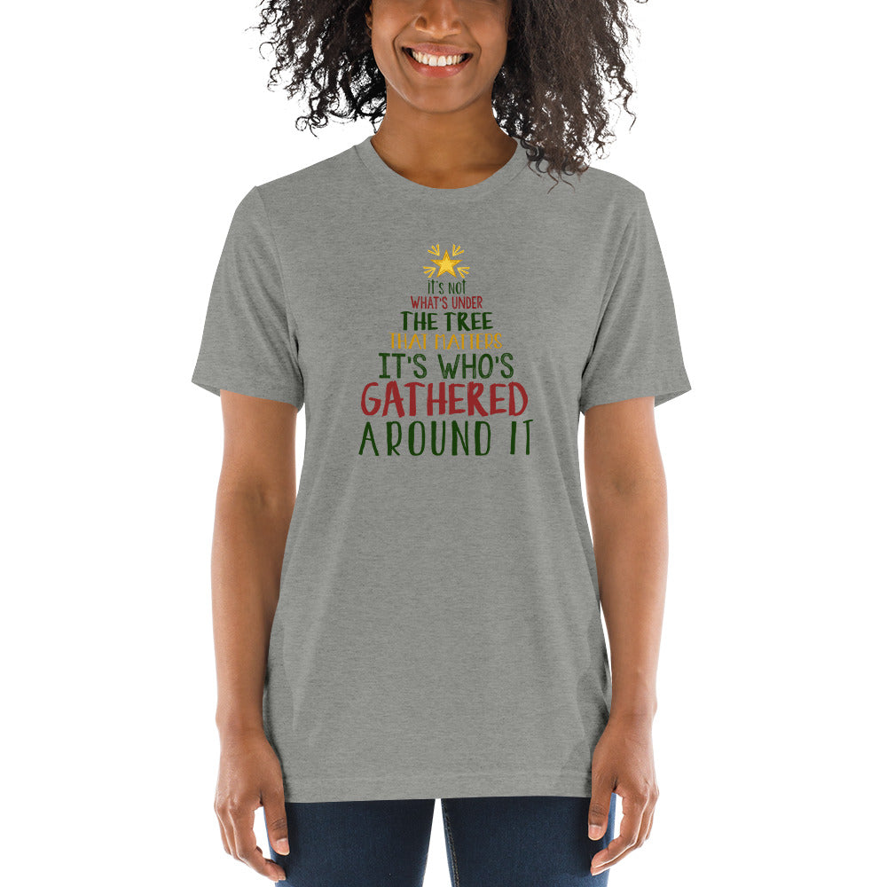 It's not what's under the tree that matters It's who gathered around it - Short sleeve t-shirt