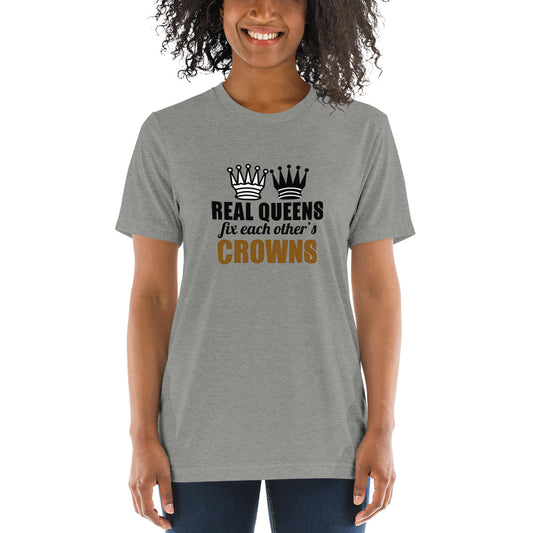 Real Queens fix each others crowns - Short sleeve t-shirt
