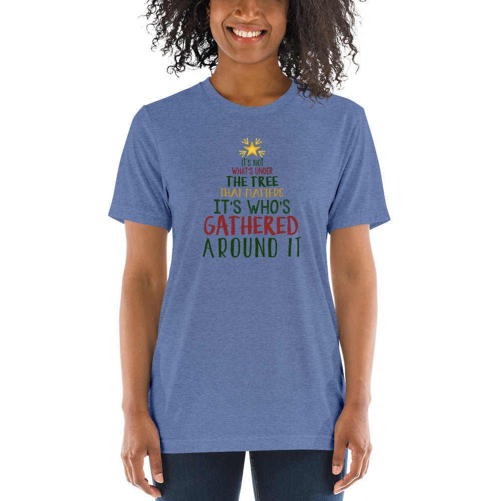 It's not what's under the tree that matters It's who gathered around it - Short sleeve t-shirt