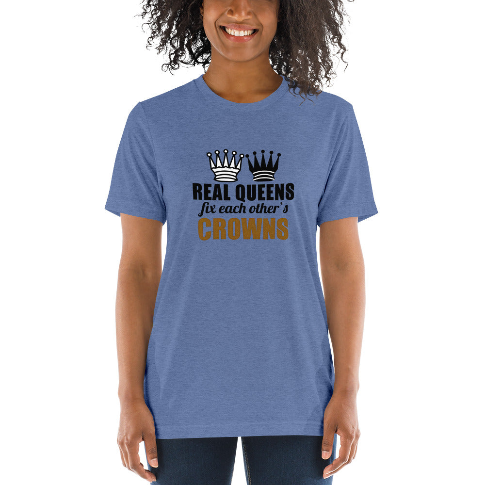 Real Queens fix each others crowns - Short sleeve t-shirt