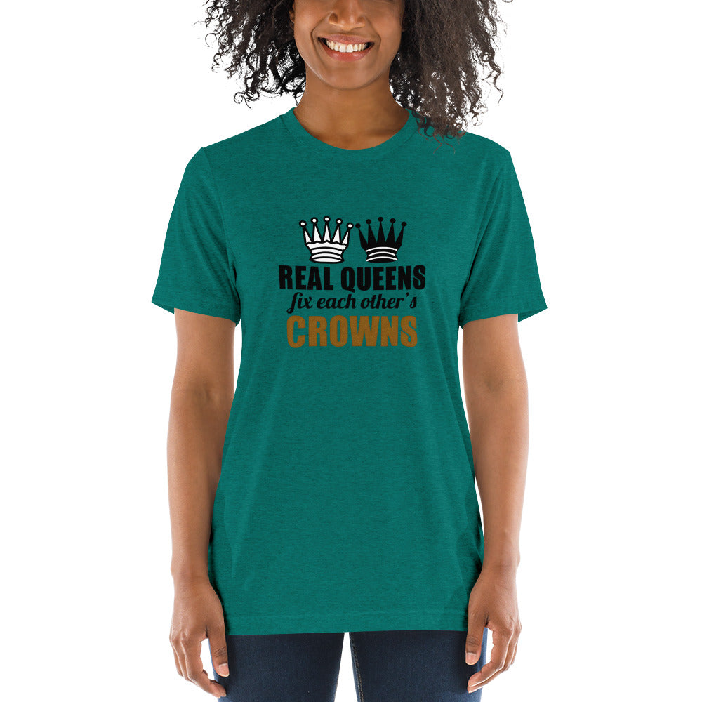 Real Queens fix each others crowns - Short sleeve t-shirt