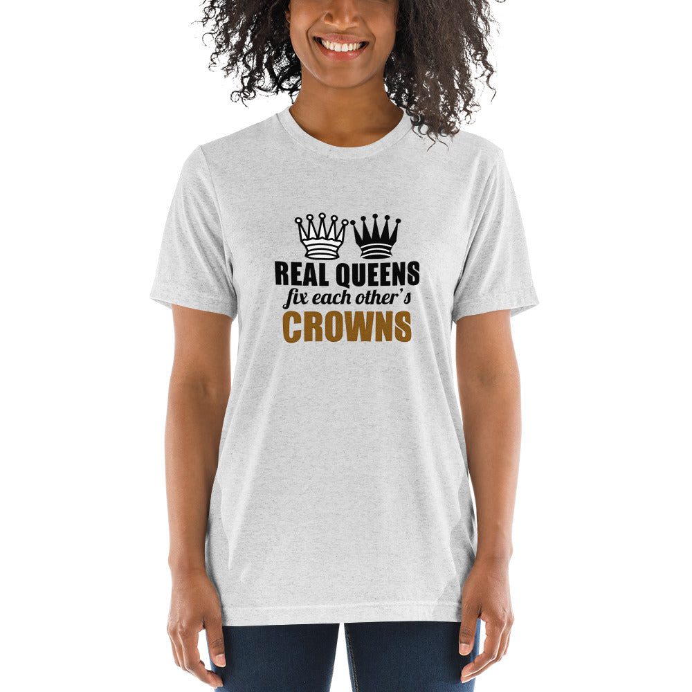 Real Queens fix each others crowns - Short sleeve t-shirt